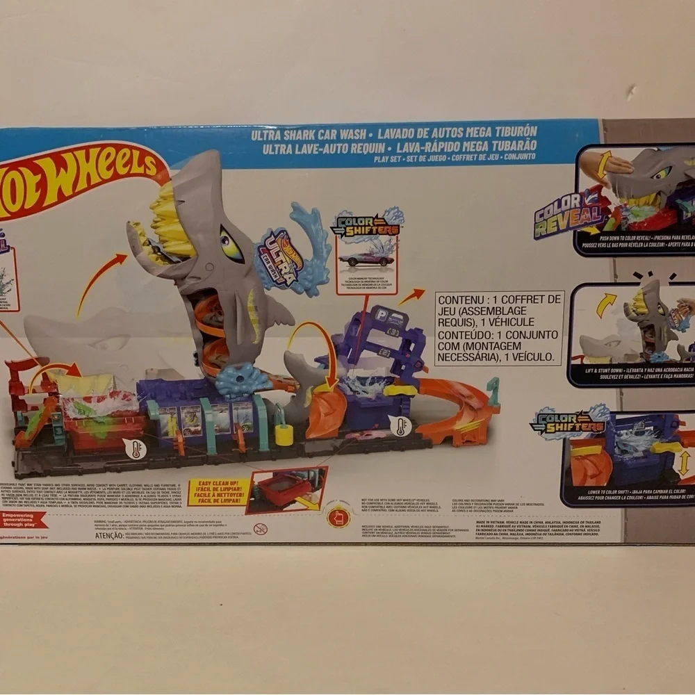 NIB. MATTEL Hot Wheels Ultra Shark Car Wash